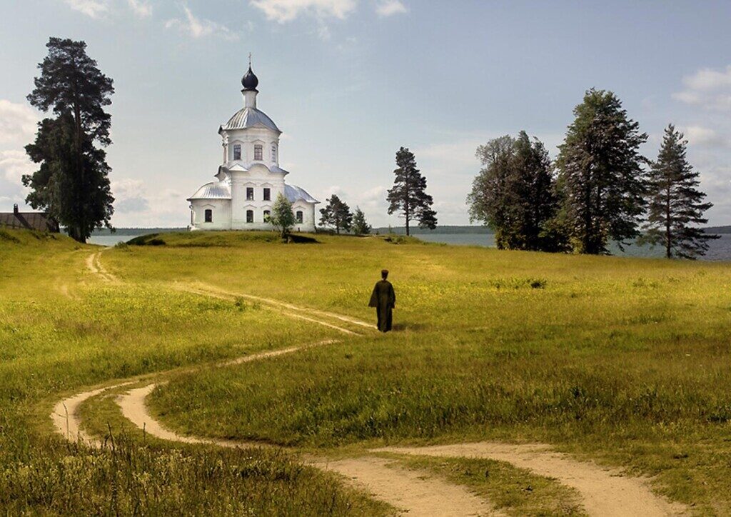 Путь к богу. Дорога к храму. Церковь вдалеке. Тропинка к храму. Храм поле дорога.